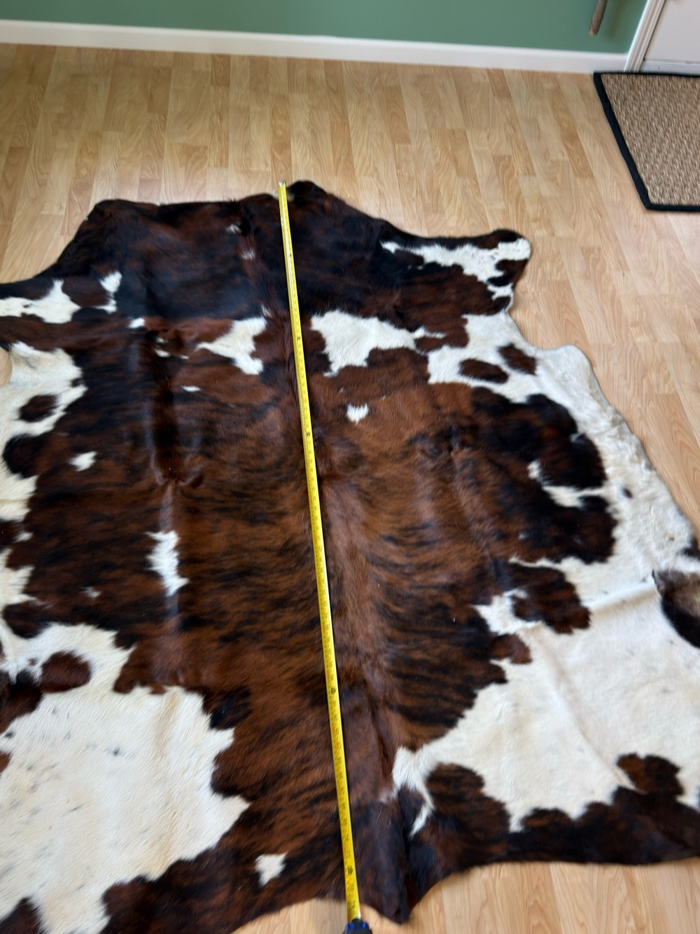 Premium Cowhide Rug 6x7- Brown,Black & White - Picture 3 of 6